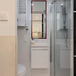 Affordable For 3 Guests Near Metro Station By Renters شقة *
