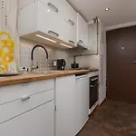 Lejlighed Affordable For 3 Guests Near Metro Station By Renters Warszawa